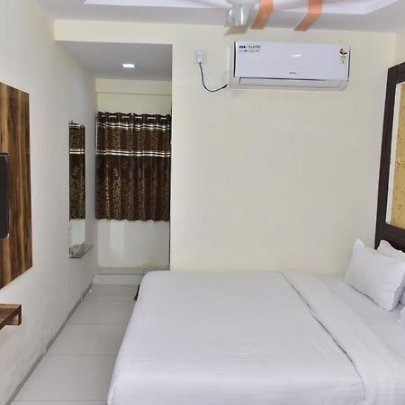 Hotel Peradiot Ahmedabad Eksteriør billede