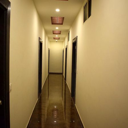Hotel Peradiot Ahmedabad Eksteriør billede