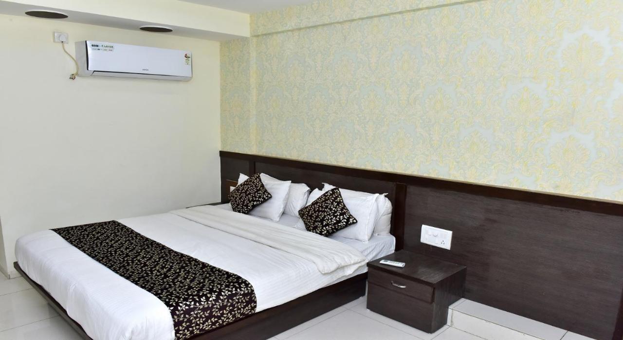 Hotel Peradiot Ahmedabad Eksteriør billede