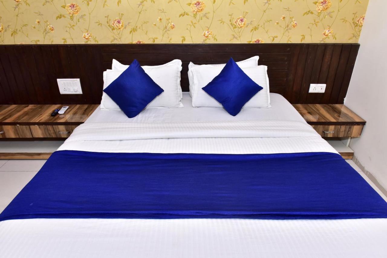 Hotel Peradiot Ahmedabad Eksteriør billede
