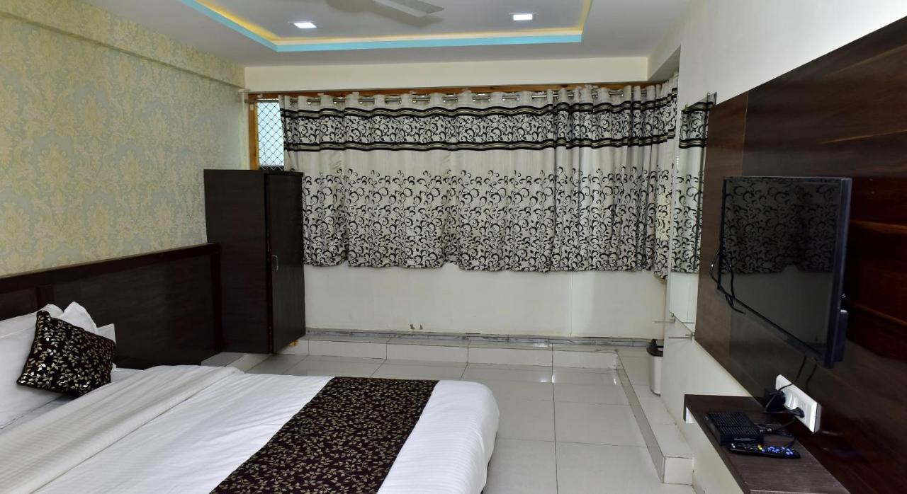 Hotel Peradiot Ahmedabad Eksteriør billede