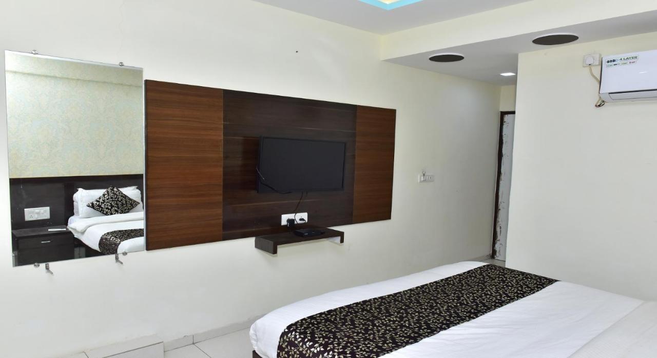 Hotel Peradiot Ahmedabad Eksteriør billede