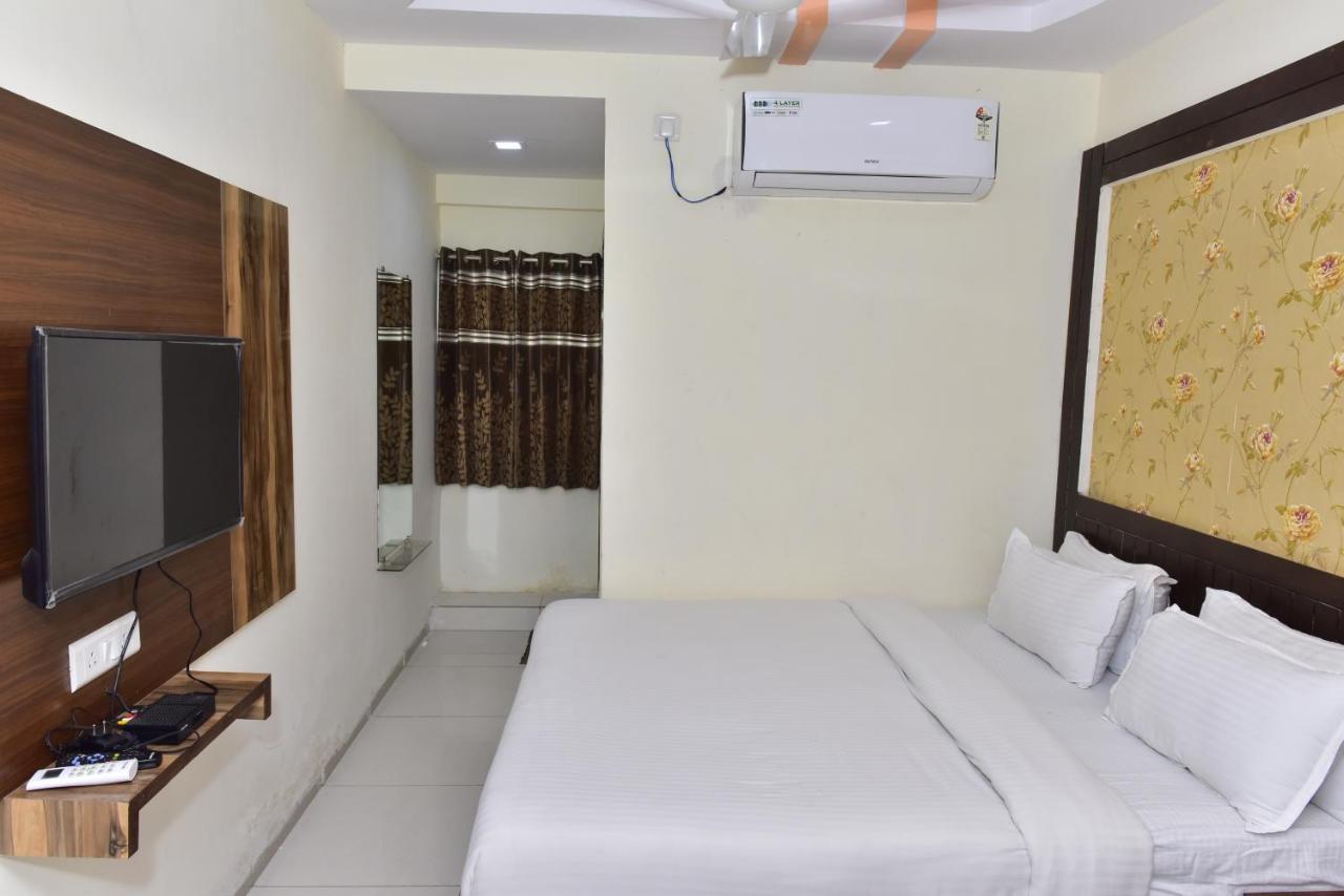 Hotel Peradiot Ahmedabad Eksteriør billede