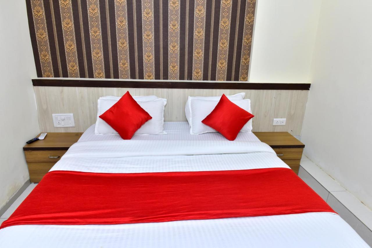 Hotel Peradiot Ahmedabad Eksteriør billede