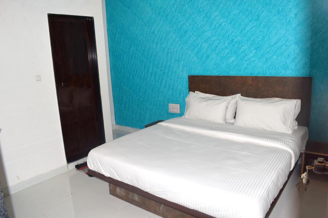 Hotel Peradiot Ahmedabad Eksteriør billede