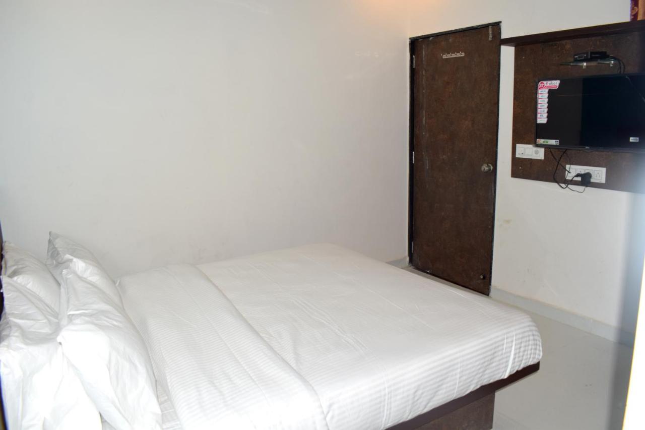Hotel Peradiot Ahmedabad Eksteriør billede